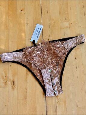 NWT Edge O' Beyond rose gold ouvert brief size S